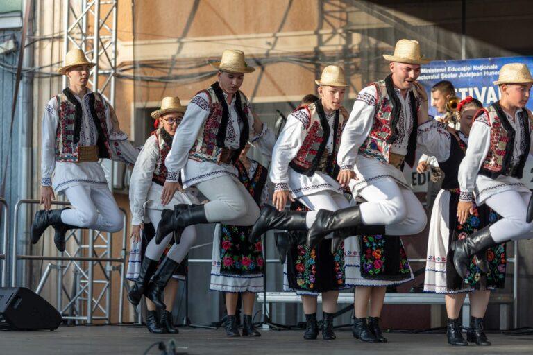Ansamblul „Florile Bihorului” a adjudecat Trofeul Festivalului Internațional Carpatica la Deva