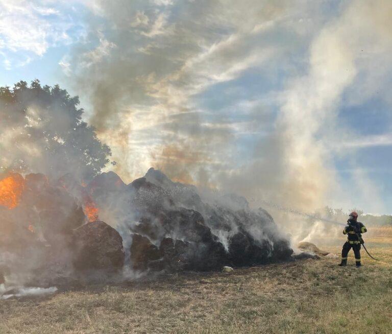Incendiu la un depozit de furaje, provocat de trănset. Patru ore de luptă cu flăcările