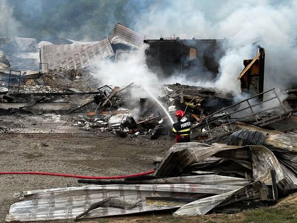 Incendiu puternic la o hală din Șinteu. Zeci de pompieri, mobilizați, pagube însemnate