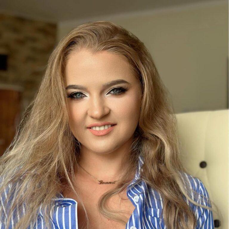 „Nu mă definește scaunul, ci cine sunt”. Povestea Ioanei Pleș, tânăra care și-a construit o viață fără limite