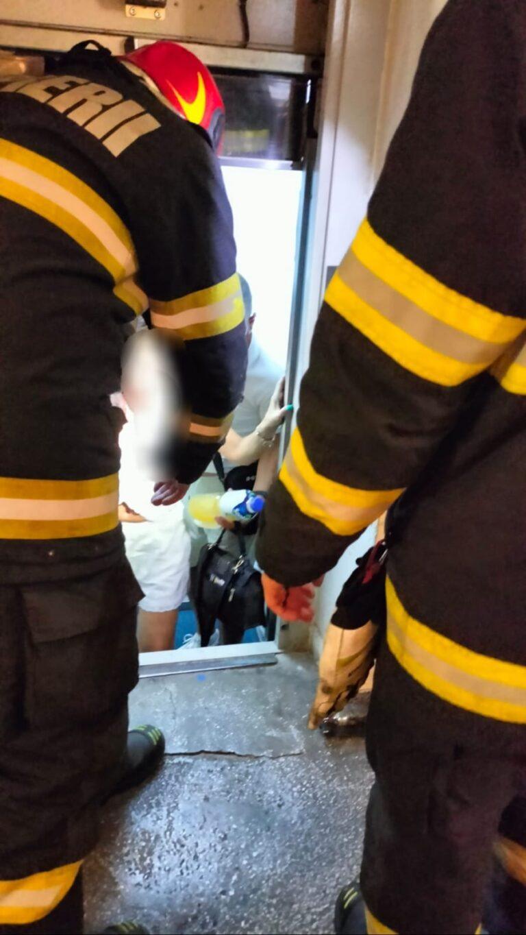 Șase persoane blocate într-un lift dintr-un bloc din Oradea, salvate de pompieri