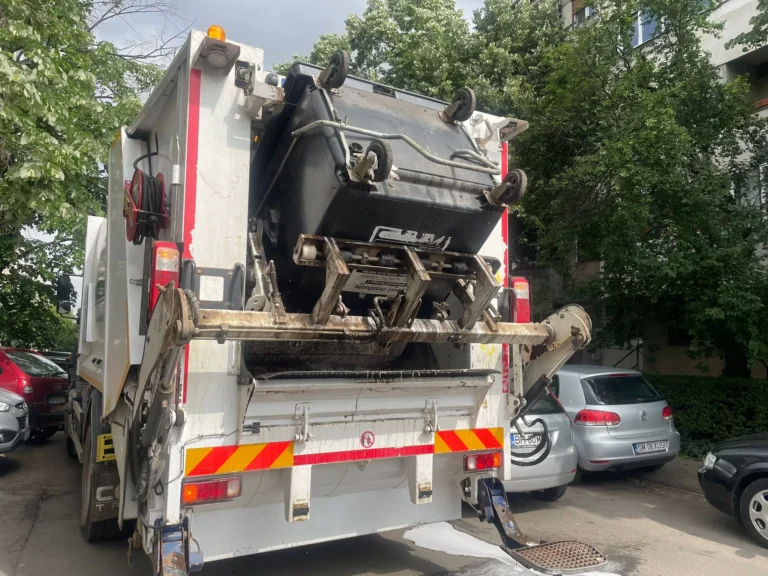 RER Vest a demarat campania de spălare și igienizare a pubelelor și containerelor din țarcurile de la blocuri