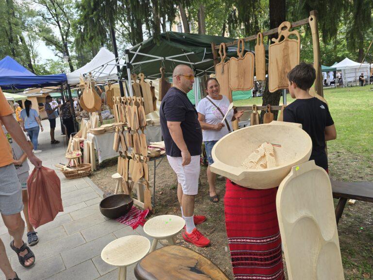 Peste 140 de meșteri populari din România și din patru țări vin la Oradea, la Târgul Meșterilor Populari