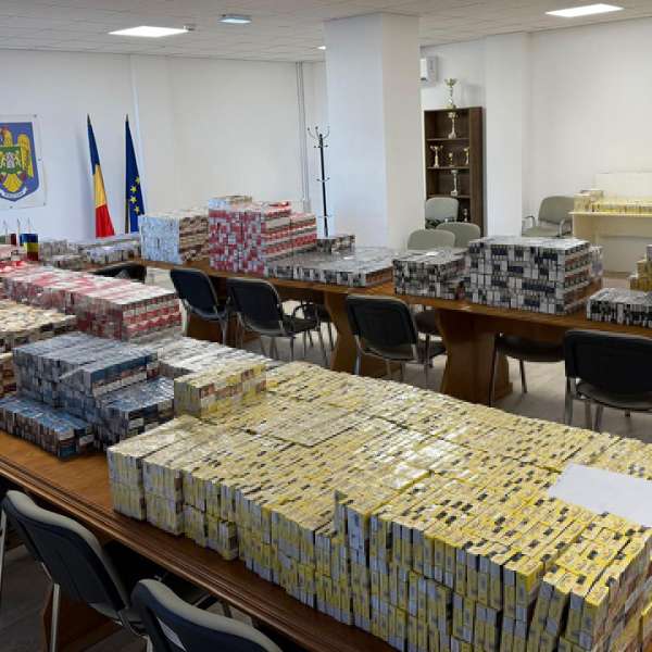 Țigări în valoare de peste 260.000 lei, descoperite în două autoutilitare, în locuri special amenajate