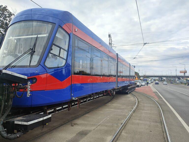 Al treilea tramvai nou a ajuns la Oradea. Noile vehicule vor fi livrate complet până în 2026