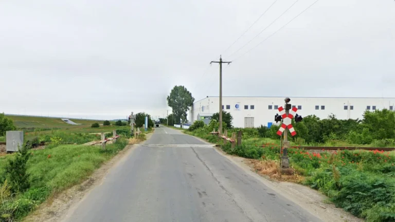 Circulația rutieră la trecerea la nivel cu calea ferată TR 13, în zona Comau S.R.L, va fi închisă timp de 24 de ore