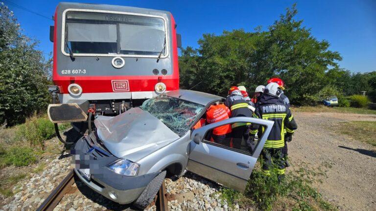 Tragedie pe calea ferată! Logan proiectat 20 de metri de tren, două persoane decedate