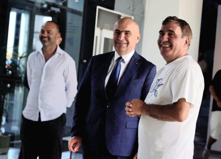 Premierul Ilie Bolojan a vizitat Academia lui Gheorghe Hagi. „Un model de performanță”