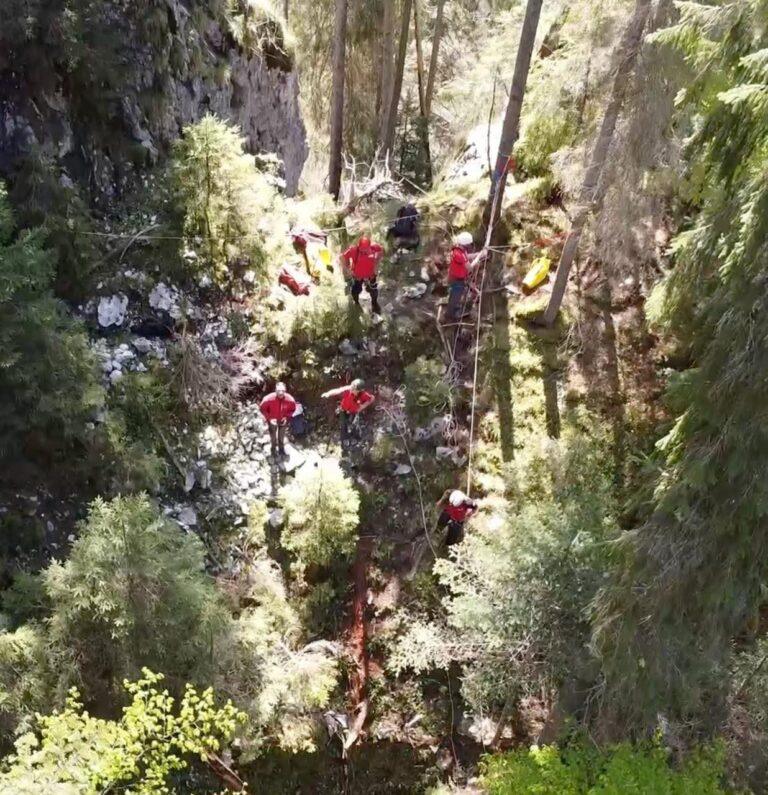Intervenție contracronometru în Munții Bihor. O turistă, rănită grav după o cădere de 20 de metri, pe traseul „Cetățile Ponorului”