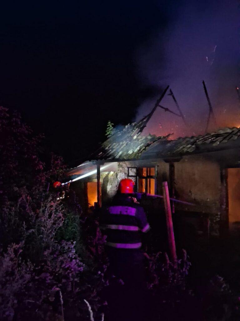 Incendiu violent la o casă din Otomani. Proprietarul, intoxicat cu fum, a ajuns la spital