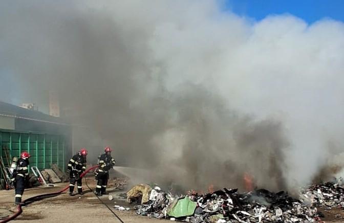 Incendiu la o firmă din Palota. O hală de cereale a fost salvată de pompieri