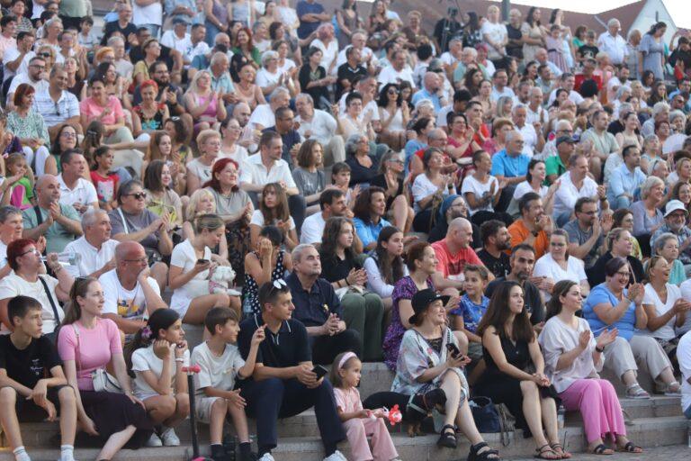 Recitalul „Broadway Promenade”, parte din stagiunea estivală INITIO 2025, a adunat sute de spectatori pe malul Crișului Repede