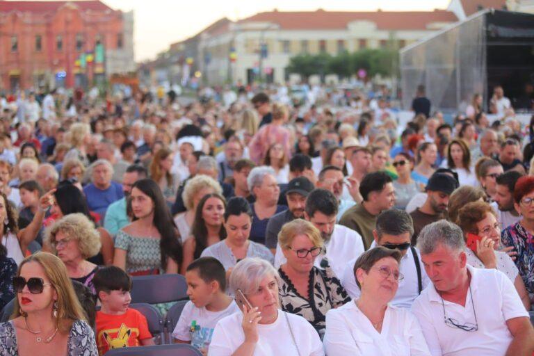 „Pop Simfonic la Catedrală”. Oradea, un oraș adunat în jurul muzicii (Foto)