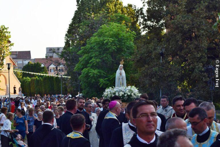 Procesiune cu statuia Maicii Domnului prin Oradea. Hram la Mănăstirea Franciscană din Rogerius. Paula Seling, printre pelerini