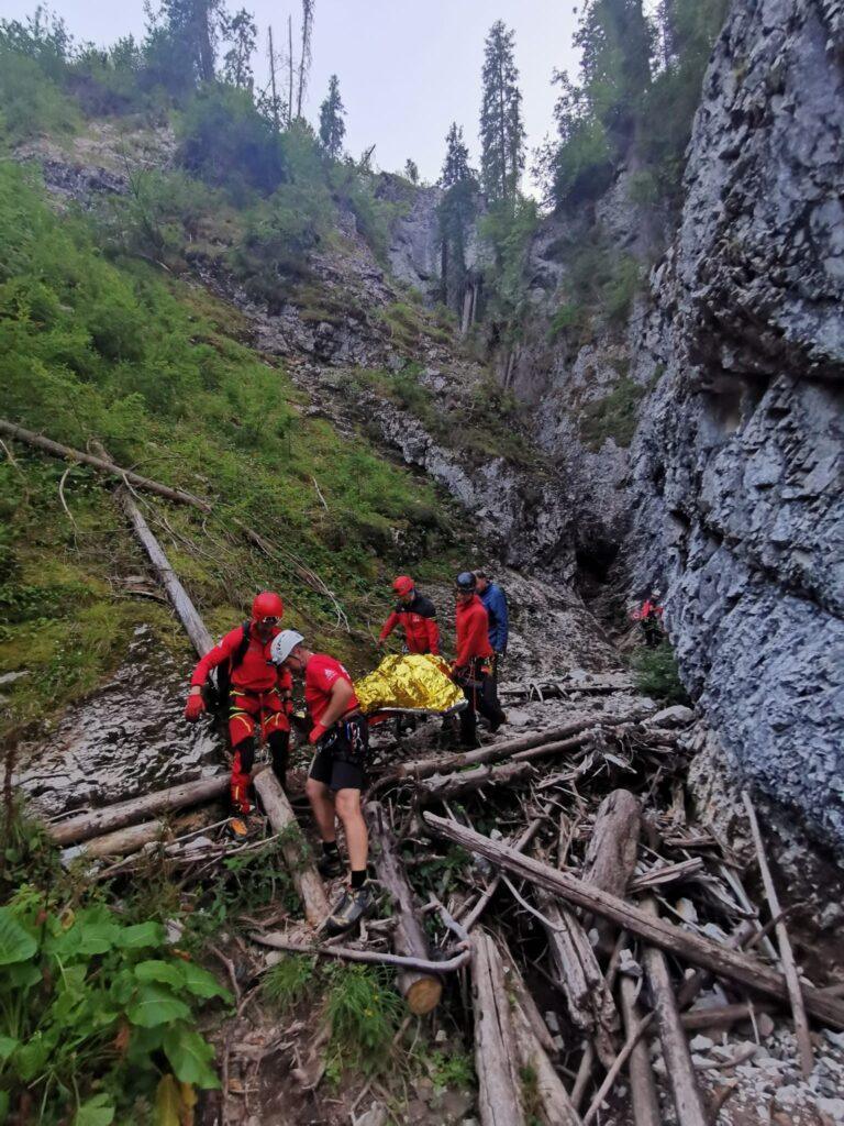 Operațiune contra-cronometru în Munții Bihor. O femeie a fost salvată din canionul Cetățile Rădesei, după cinci ore