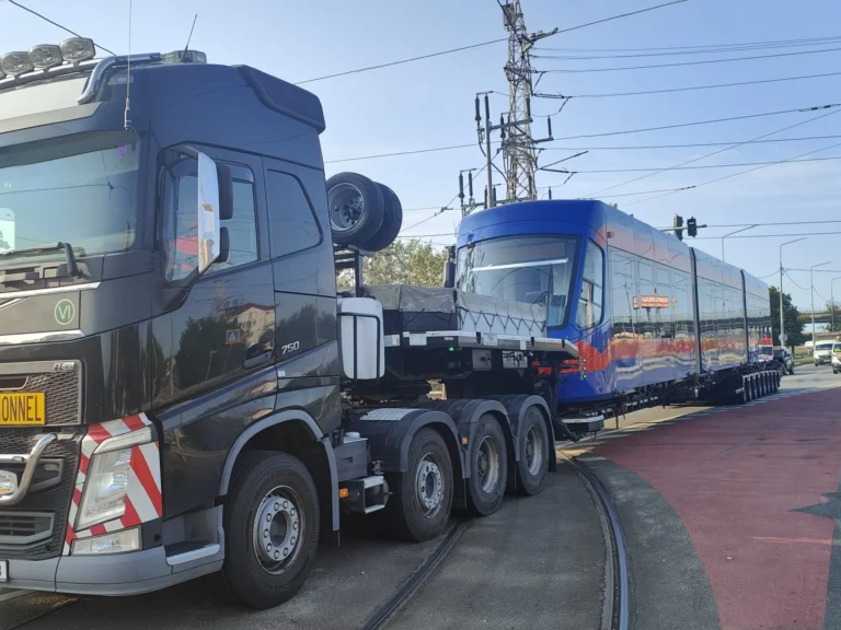 Al patrulea tramvai nou a sosit la Oradea. Livrările continuă conform graficului până în 2026