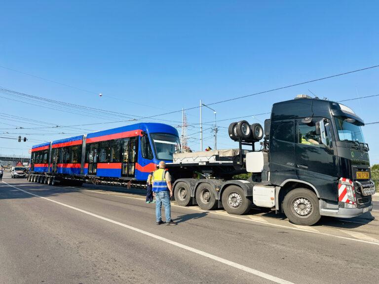 Oradea a primit al cincilea tramvai nou și încă opt autobuze electrice