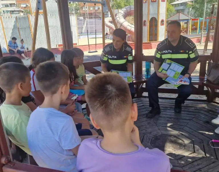 An școlar în suguranță, alături de polițiștii din Bihor
