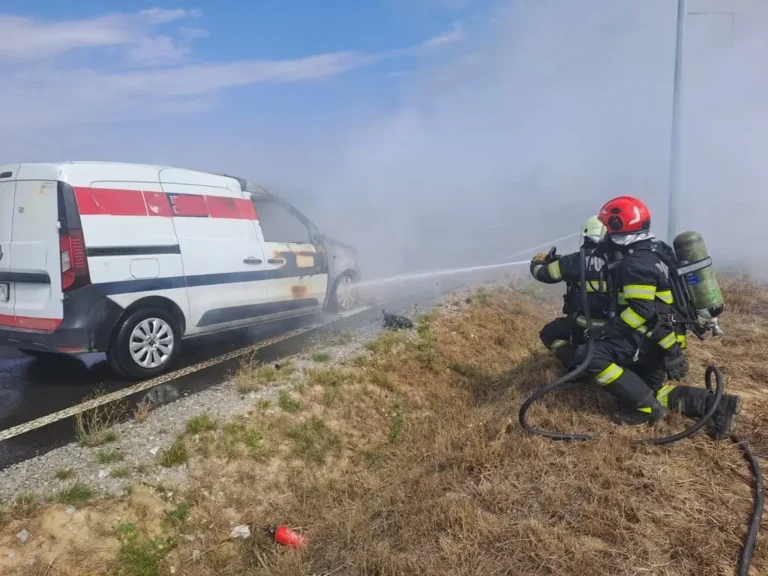Autoutilitară cuprinsă de flăcări, pe Centura Nojorid