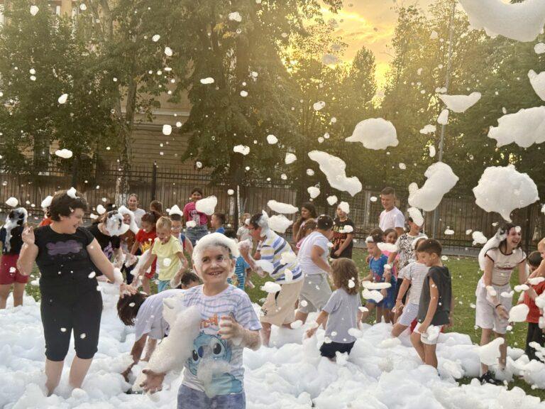 Distracție în ultimele zile de vacanță. Petrecere cu spumă – „cireașa de pe tort”