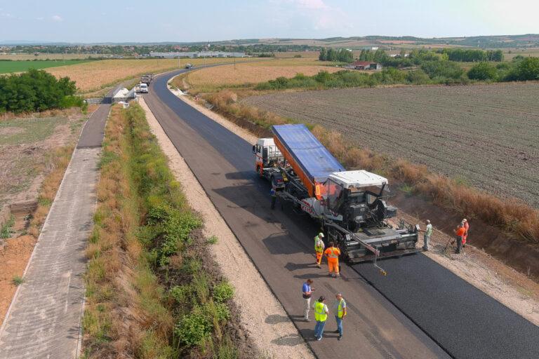 Se toarnă ultimul strat de asfalt pe Centura Biharia și pe drumul spre Paleu