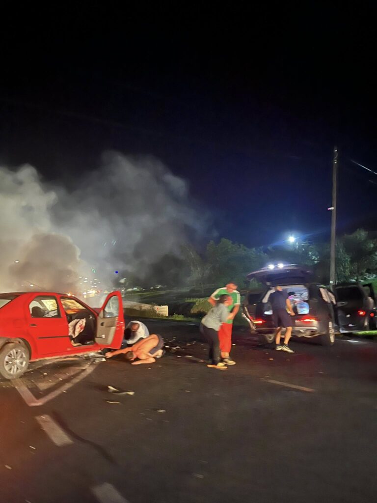 Accident rutier în Hidișelu de Sus. Două persoane au fost rănite, unul dintre autoturisme a luat foc