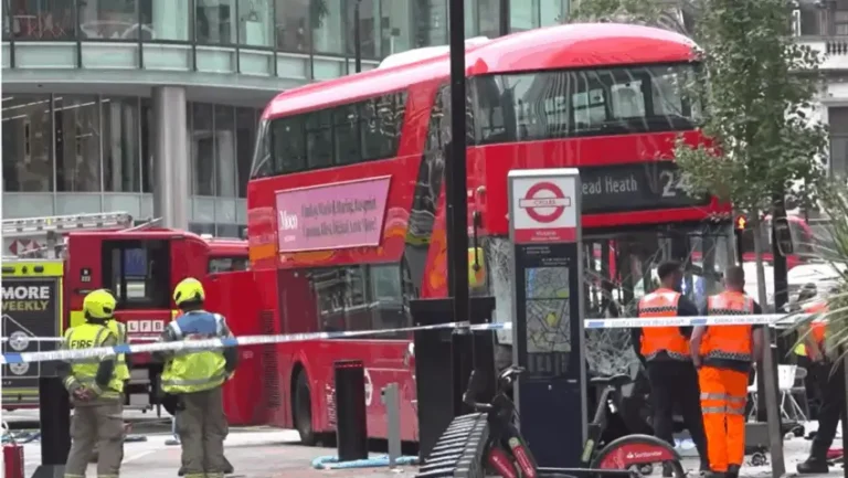 Un autobuz supraetajat lovește pietoni în Londra