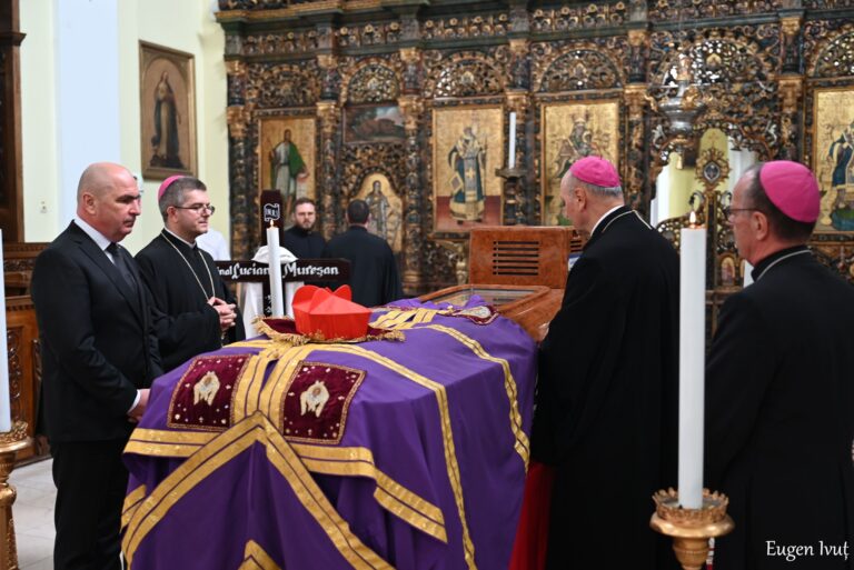 Bolojan şi partenera sa, la căpătâiul Cardinalului Lucian Mureşan. Moment de reculegere alături de episcopul greco-catolic de Oradea (FOTO)