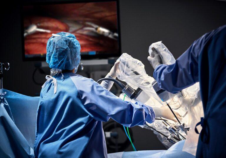 Operații mai precise și recuperare rapidă. Da Vinci X, unul dintre cele mai moderne sisteme de chirurgie robotică din lume, funcționează la Spitalul Județean din Oradea