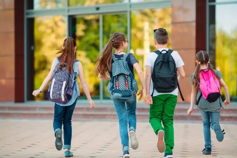 Aproape 24.000 de elevi din Bihor vor primi în curând bani pe cardurile educaționale