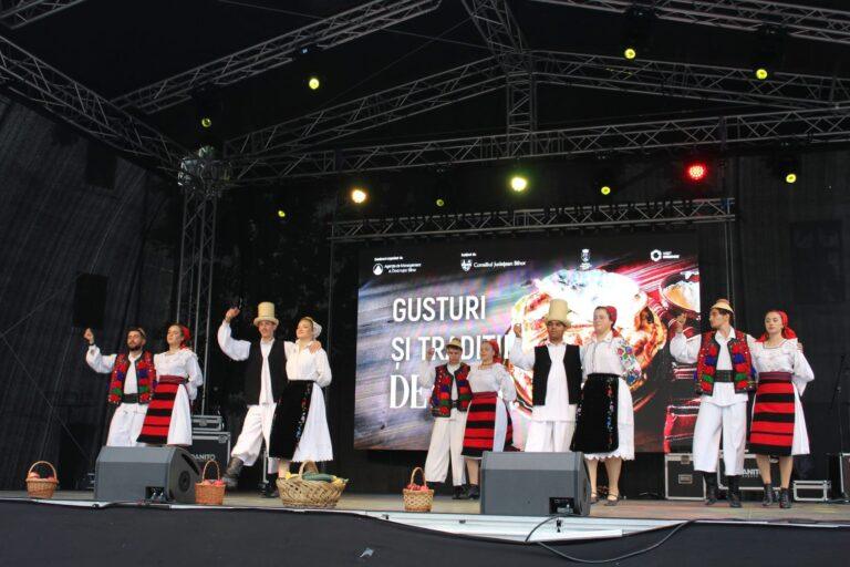 „Gusturi și tradiții de Bihor”, în curtea Muzeului Țării Crișurilor din Oradea. Vezi programul