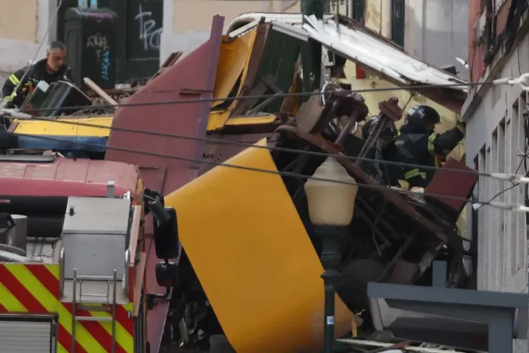 Tragedie la Lisabona. Celebrul funicular „Gloria” a deraiat. Cel puțin 15 persoane au murit. Doliu național în capitala Portugaliei