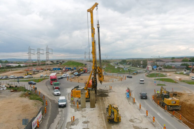 Se forează piloții la pasajul rutier de pe Centura Oradea, la intersecție cu Centura Oșorhei