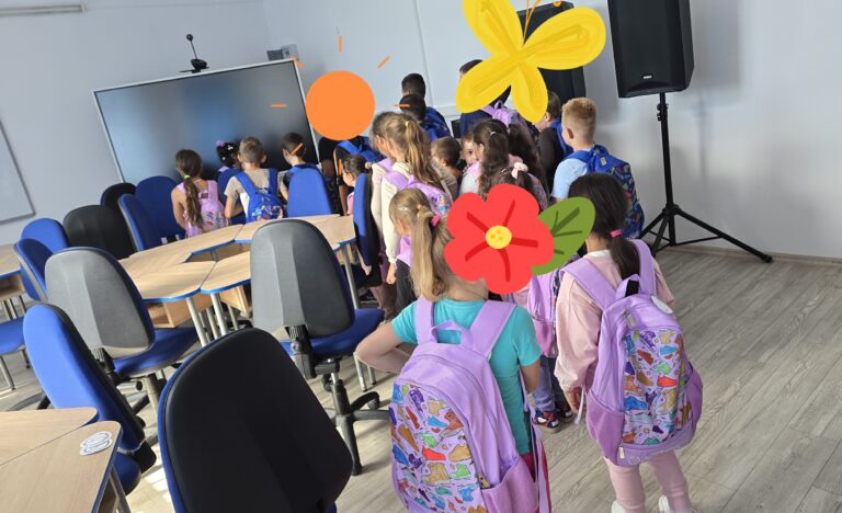 Pro Bambini a oferit ghiozdane echipate pentru 110 elevi din Oradea și județ