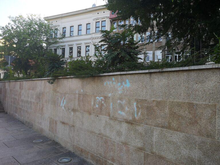 Asociația Umanitară Silaghi curăță fațadele mâzgălite cu graffiti și stickere din Oradea