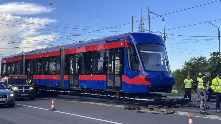 Al șaselea tramvai nou a ajuns la Oradea. Flota OTL continuă să se modernizeze
