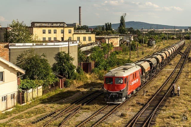 O locomotivă defectă a perturbat circulația trenurilor între Timișoara și Oradea. Întârzieri de peste o oră