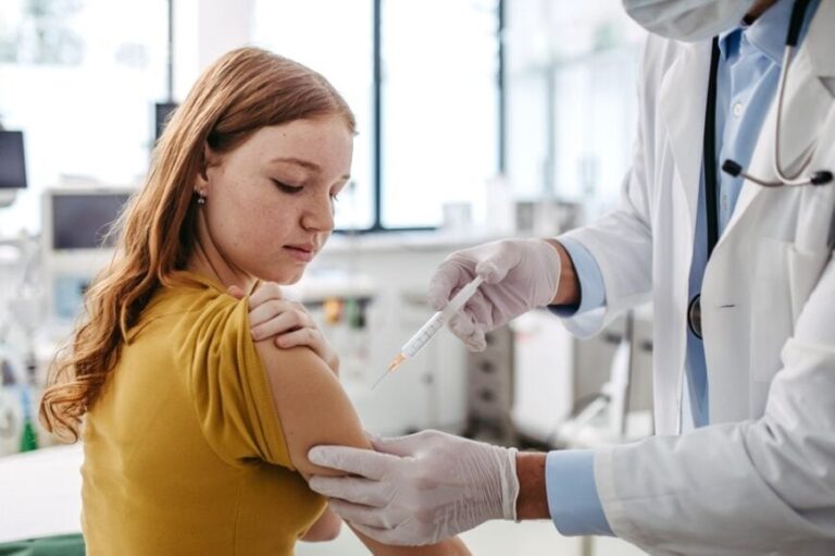 Vaccinarea anti-HPV devine gratuită pentru tinerii sub 26 de ani începând cu 1 octombrie