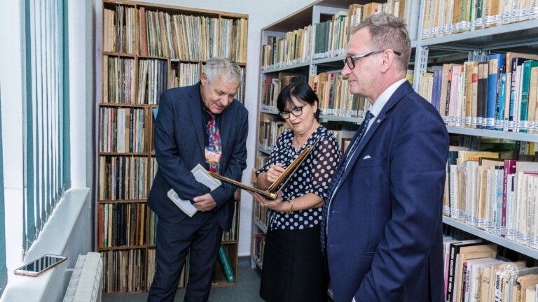 Donație valoroasă din partea istoricului Ștefan Lemny pentru Biblioteca Universității din Oradea