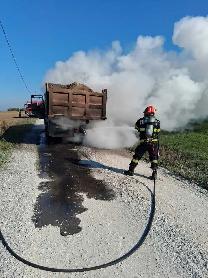 Incendiu la o autobasculantă, în Mărțihaz