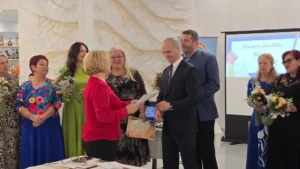 Mai mulți dascăli bihoreni au fost premiați pentru activitatea la catedră-133