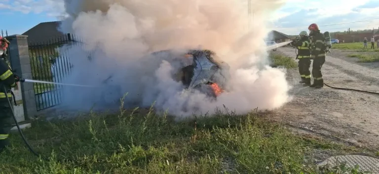 O mașină a luat foc în comuna Oșorhei