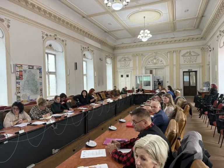 Prefectura Bihor a organizat ședințe de îndrumare pentru secretarii primăriilor