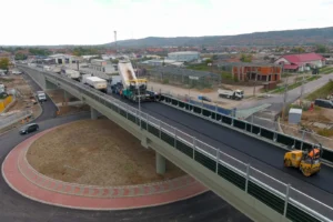 Se finalizează pasajul de la Oșorhei. Se toarnă ultimul strat de asfalt-02