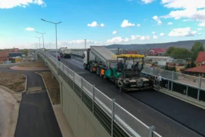 Se finalizează pasajul de la Oșorhei. Se toarnă ultimul strat de asfalt-04