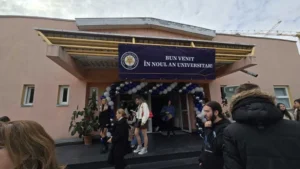 Universitatea din Oradea a deschis noul an pe acordurile propriului imn-107
