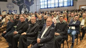 Universitatea din Oradea a deschis noul an pe acordurile propriului imn-196