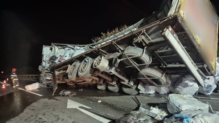 Coliziune între două TIR-uri pe DN1, între Cluj și Oradea. Un șofer a ajuns la spital. Drumul, blocat complet