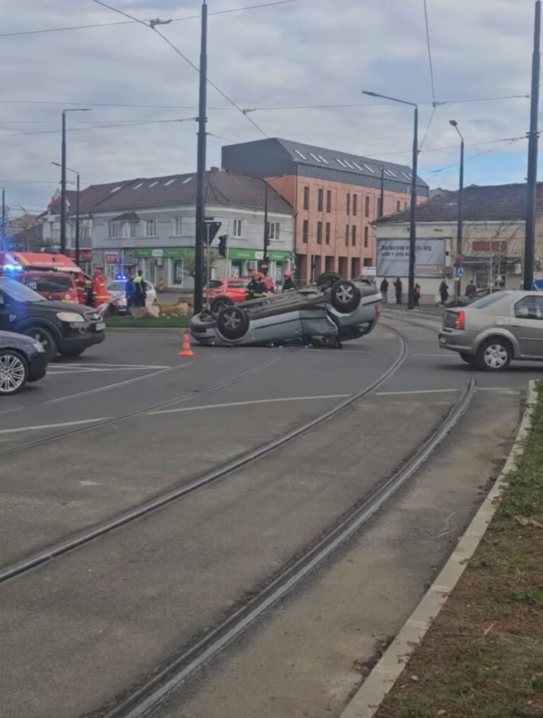 Accident de film în Oradea – mașină răsturnată și trafic blocat