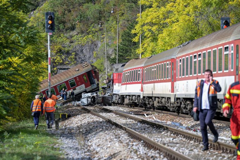 Grav accident feroviar. Aproape 100 de răniți și două persoane în stare critică, după coliziunea a două trenuri expres